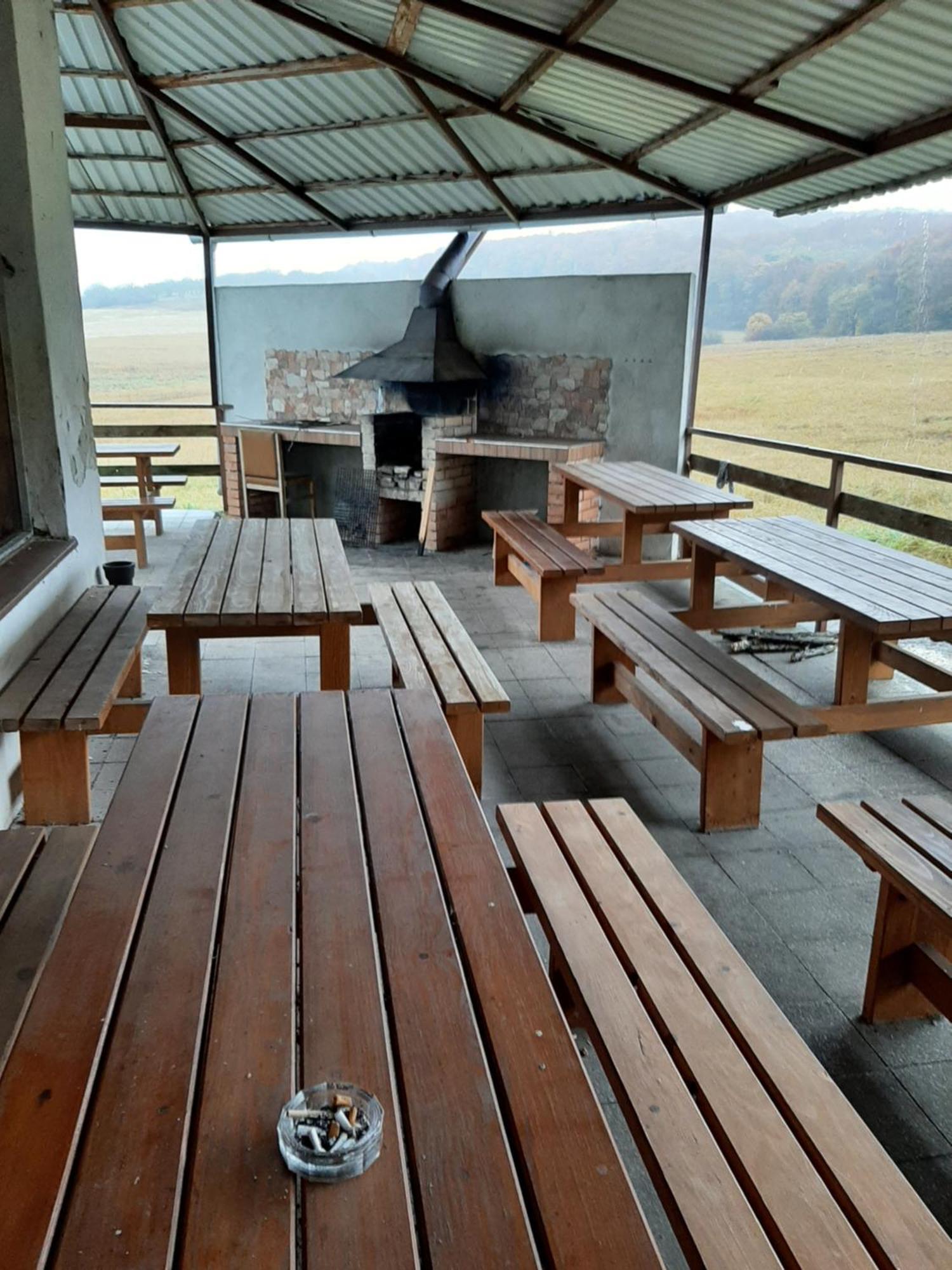 Turisticka Ubytovna Hotel Divin Luaran gambar